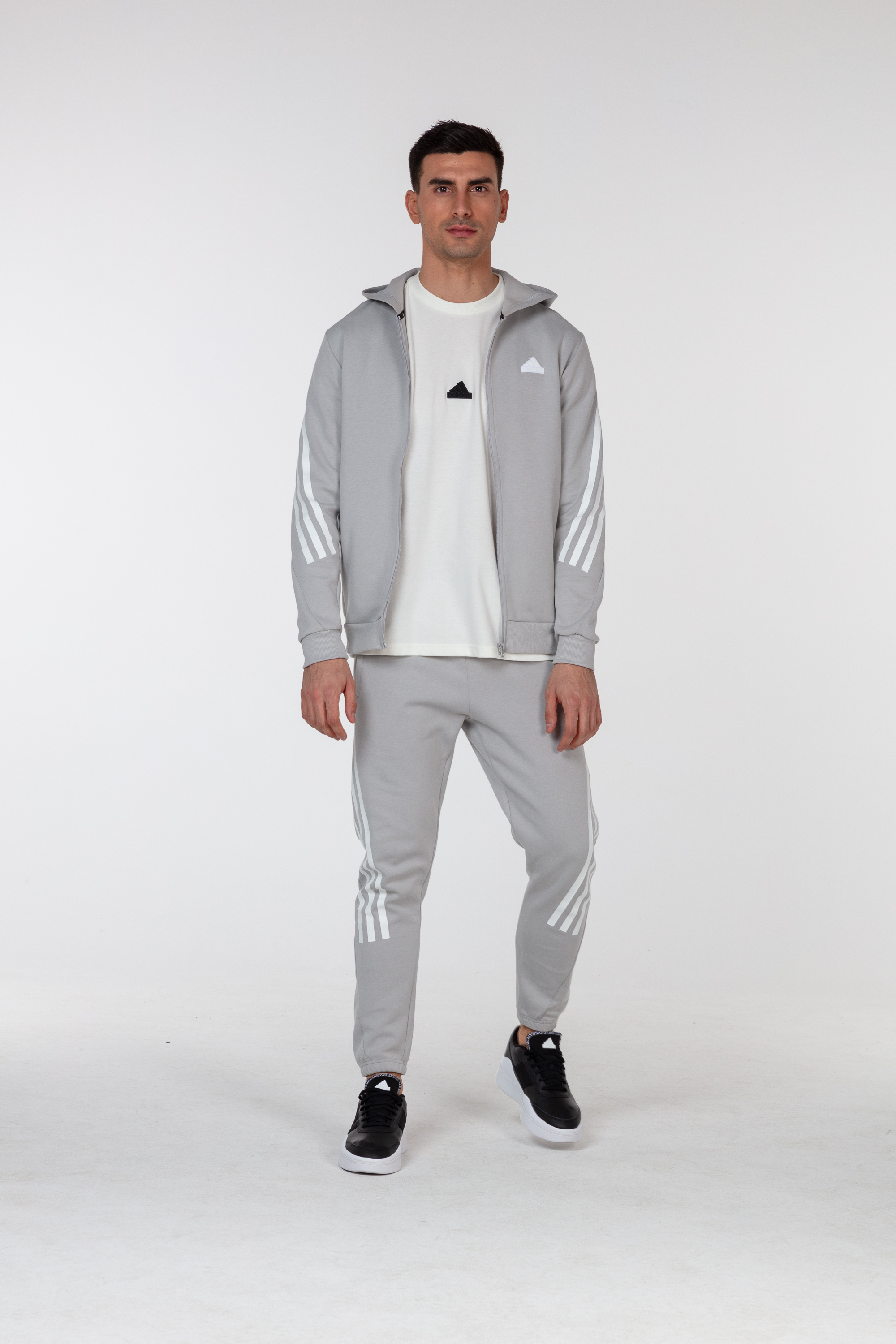 <center><b>adidas</center></b>