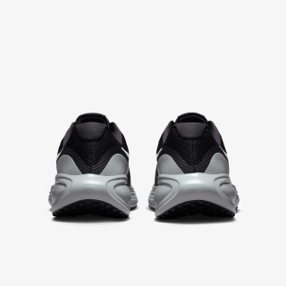 Nike Revolution 8 